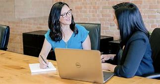 A one-on-one meeting between a manager and an employee on productive work environment.